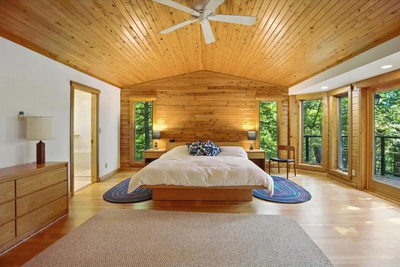 Desk, iron/ironing board, WiFi, bed sheets