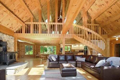 Spacious Waterfront Log Home on Huge Lake in Private Cove: Host Weddings