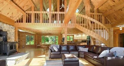 Spacious Waterfront Log Home on Huge Lake in Private Cove: Host Weddings