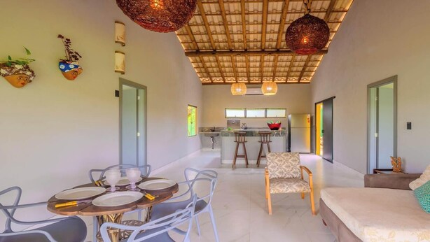 Un intérieur moderne comprenant un coin repas, une cuisine et un espace de vie.