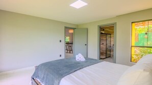 Une chambre avec un lit, une douche et une vue sur l’extérieur.