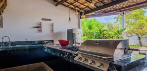 Fridge, stovetop, coffee/tea maker, toaster - Casa em Camaçari com Piscina e Churrasqueira (Camaçari)