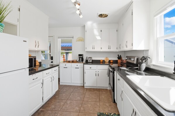 Kühlschrank, Mikrowelle, Ofen, Herdplatte