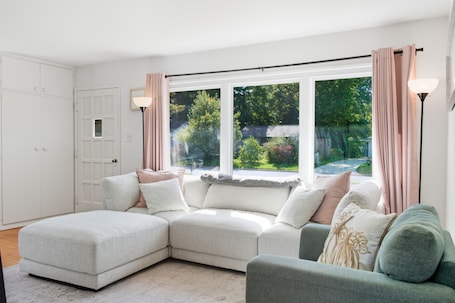 Smart TV, DVD player. Private Hot Tub • Bright Home Near Downtown