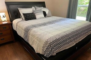 3 bedrooms, iron/ironing board, WiFi, bed sheets - Deer Ridge Retreat ~ Mountain Retreat (Bryson City)