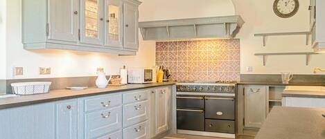 ثلاجة، ميكروويف، فرن، موقد طهي مسطح