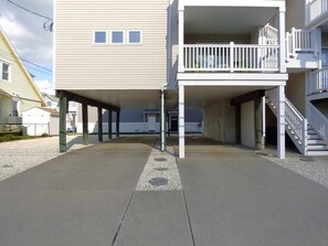 Ein zweistöckiges Gebäude mit überdachtem Gang und Balkon.