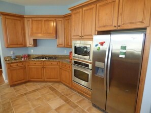 Fridge, microwave, oven, stovetop - Prime Goldcoast location - Close to Beach & Boardwalk (Ocean City)