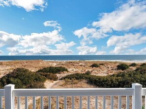 Property grounds - Exquisite Beachfront Retreat with Stunning Ocean Views (Ocean City)