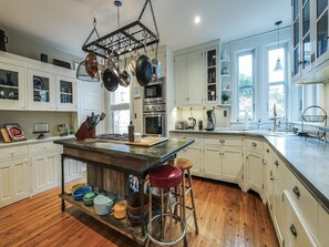 Fridge, oven, stovetop, dishwasher - Your Perfect Shore Getaway Awaits (Ocean City)