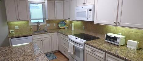 Kjøleskap, mikrobølgeovn, ovn og kokeplater