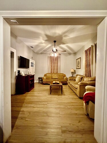 Cozy 2-bedroom house in tranquil Wichita Falls with AC