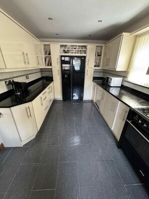 Refrigerador con congelador, microondas, horno y parrilla de estufa 