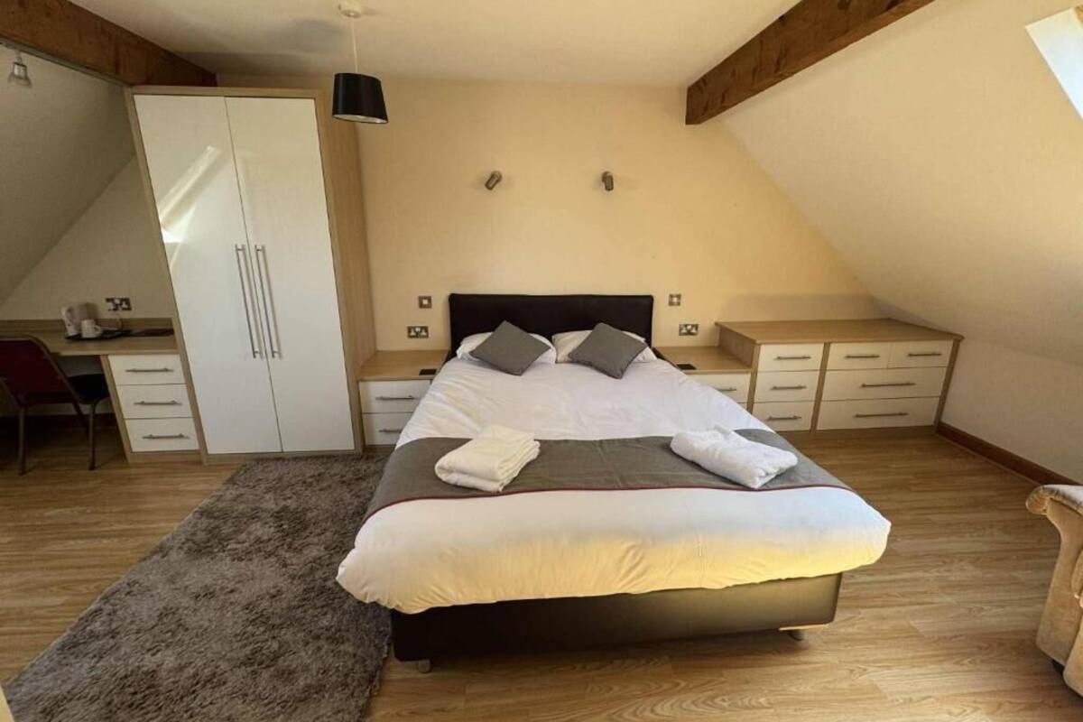 Deluxe Double Room, Non Smoking, Private Bathroom | Laptop workspace, free WiFi