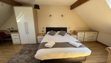 Habitación doble Deluxe, para no fumadores, baño privado | Espacio para trabajar con laptop y wifi gratis