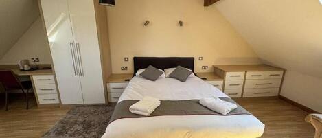 Deluxe Double Room, Non Smoking, Private Bathroom
