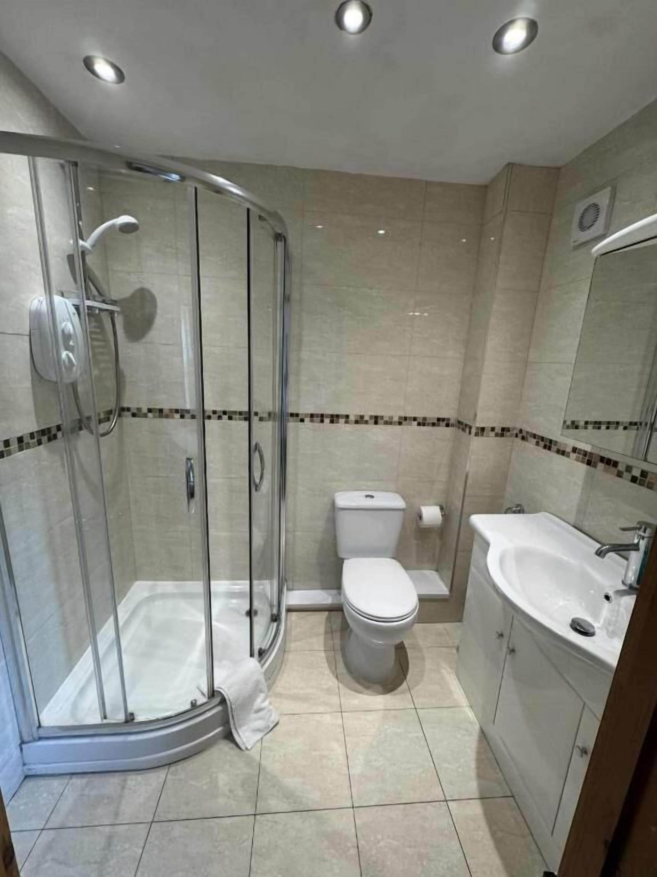 Deluxe Double Room, Non Smoking, Private Bathroom | Bathroom | Combined shower/tub, hair dryer, towels, toilet paper