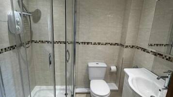 Deluxe Double Room, Non Smoking, Private Bathroom | Bathroom | Combined shower/tub, hair dryer, towels, toilet paper