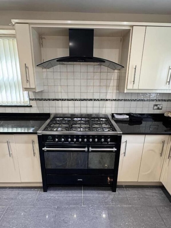 Full-size fridge, microwave, oven, stovetop - The Clubhouse (Sheffield)