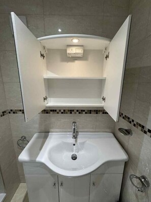 Espacio para trabajar con laptop y wifi gratis 