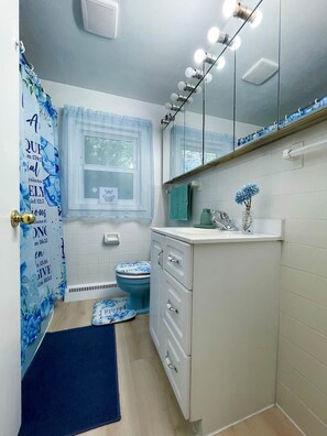 Unclassified image, 4 of 8, button - Safe & Quiet 3BR Cape: Sunroom Office + Yard (Springfield)