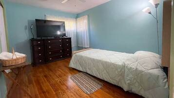 3 bedrooms, iron/ironing board, WiFi, bed sheets