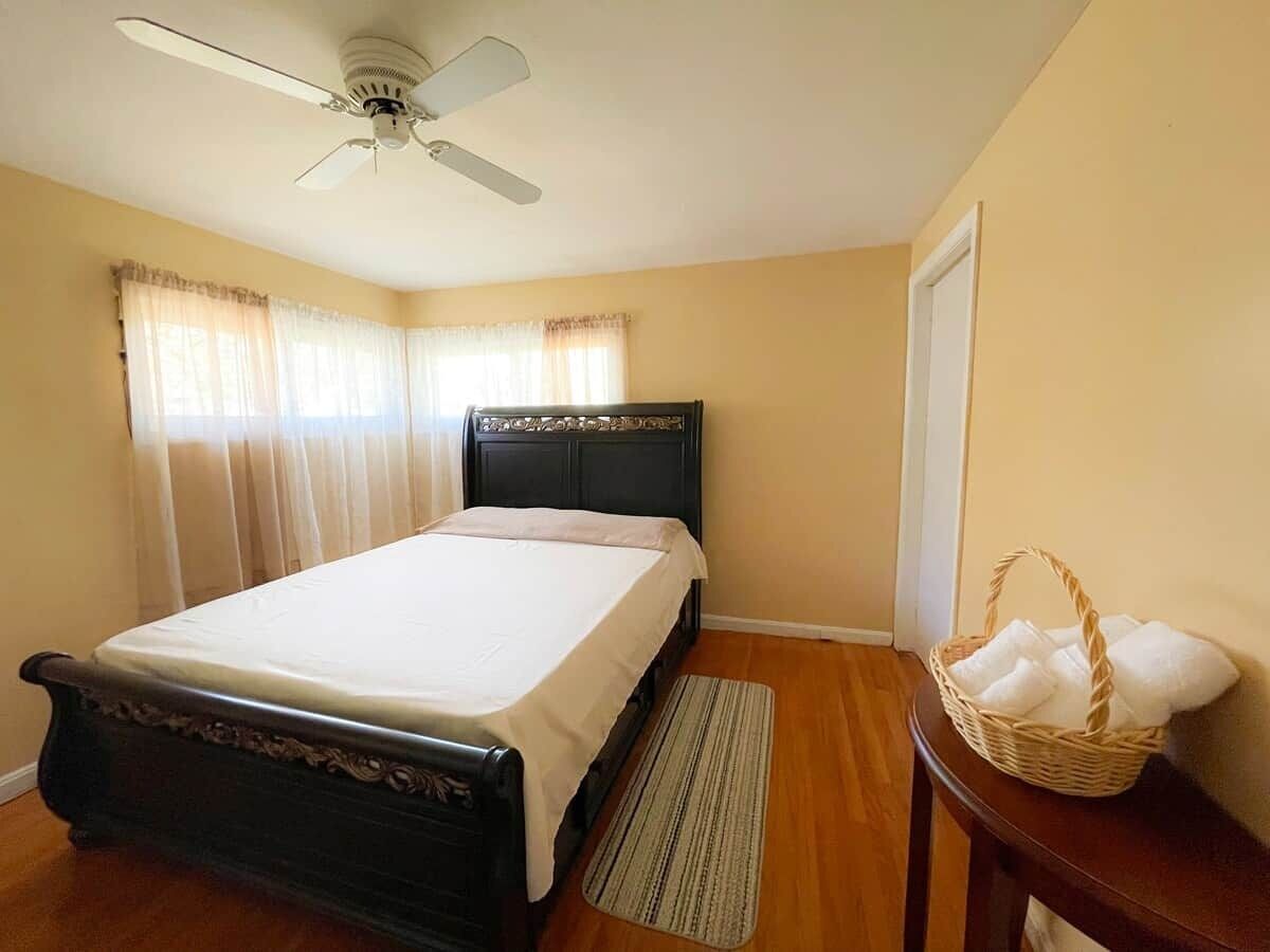 3 bedrooms, iron/ironing board, WiFi, bed sheets