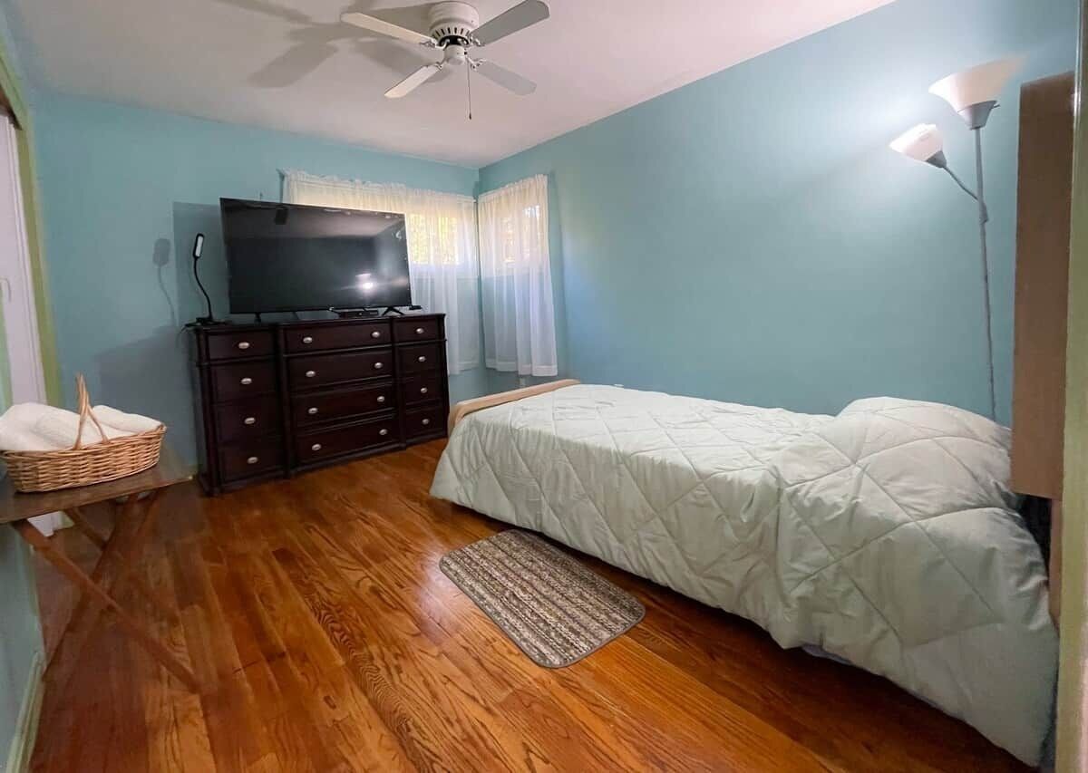 3 bedrooms, iron/ironing board, WiFi, bed sheets