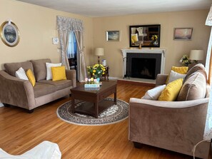 TV - Safe & Quiet 3BR Cape: Sunroom Office + Yard (Springfield)