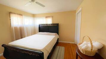 3 bedrooms, iron/ironing board, WiFi, bed sheets