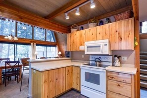 Private kitchen -  Inviting Central Oregon Escape (Sunriver)