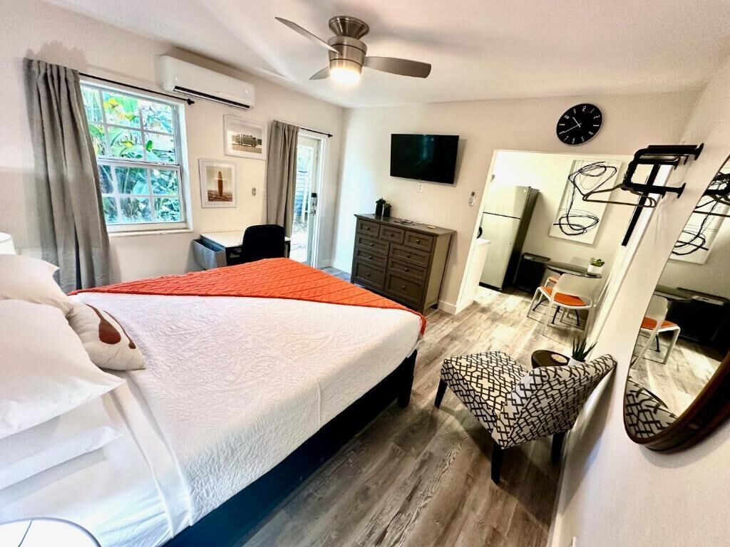 Strygejern/strygebræt, internetforbindelse, sengetøj