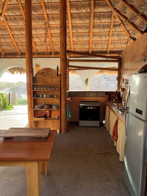Fridge, oven, stovetop, coffee/tea maker