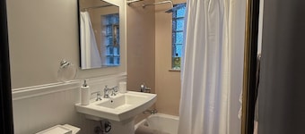 THE YALE/ 4Bd/Modern/Professionally Designed/Premium location