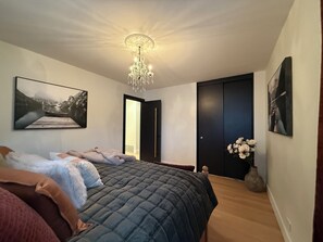 Tabla de planchar con plancha, wifi gratis y ropa de cama