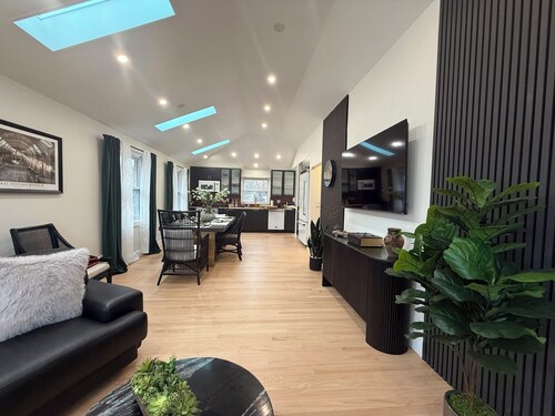 THE YALE/ 4Bd/Modern/Professionally Designed/Premium location