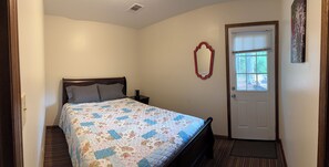 Room - The Great Little Orchard, "The GLO"- Cozy cottage with game room, mini trail (Jonesboro)