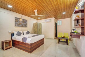 Deluxe tweepersoonskamer | Een bureau, een laptopwerkplek, verduisterende gordijnen