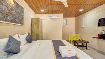 Habitación doble Deluxe | Escritorio, espacio para trabajar con laptop y cortinas blackout