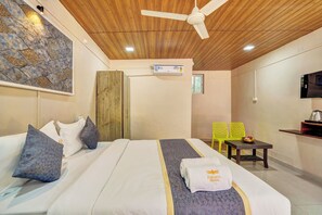 Habitación doble Deluxe | Escritorio, espacio para trabajar con laptop y cortinas blackout 