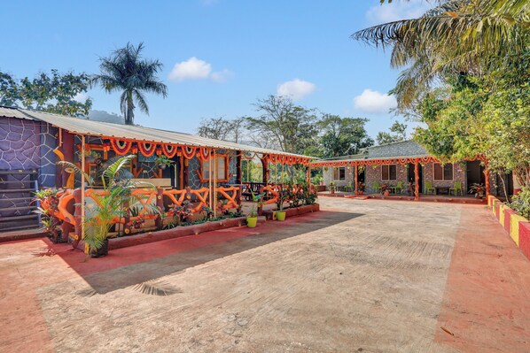 Vista frontal de la propiedad