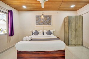 Deluxe Double Room | Desk, laptop workspace, blackout drapes, soundproofing - Falcon's Retreat (Pune)