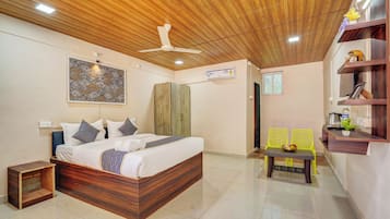 Deluxe Double Room | Desk, laptop workspace, blackout drapes, soundproofing