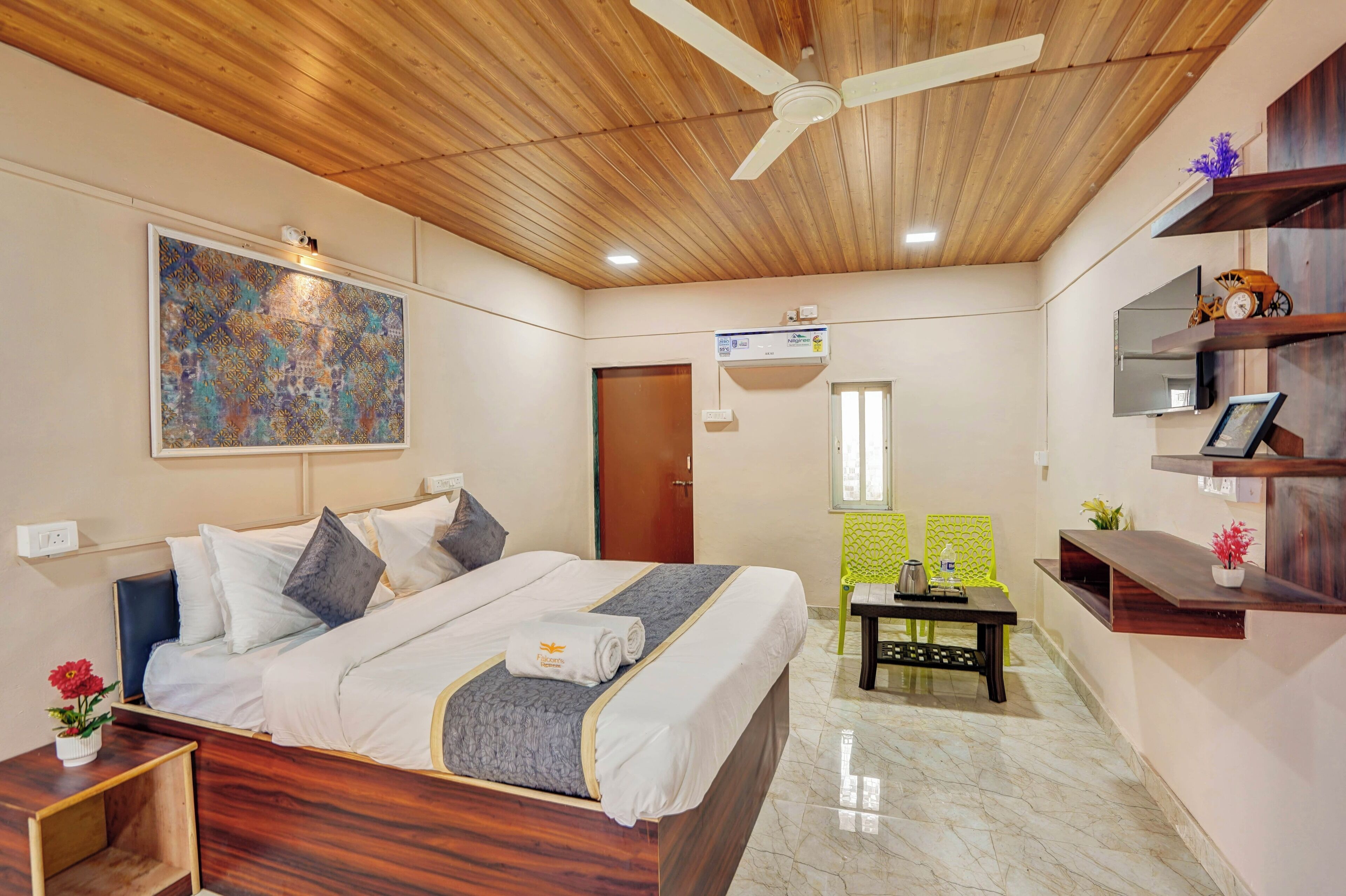 Tweepersoonskamer | Een bureau, een laptopwerkplek, verduisterende gordijnen