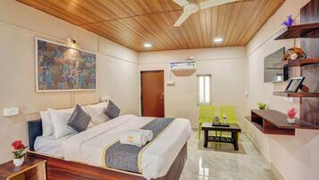 Double Room | Desk, laptop workspace, blackout curtains, soundproofing