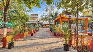 Vista frontal de la propiedad