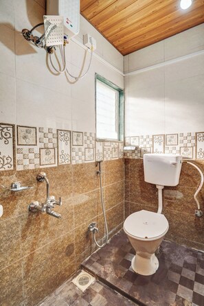 Tweepersoonskamer | Badkamer | Een douche, gratis toiletartikelen, een haardroger, pantoffels