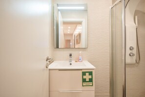 Douche, séchoir à cheveux, serviettes fournies