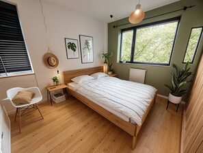 3 bedrooms, iron/ironing board, travel crib, free WiFi