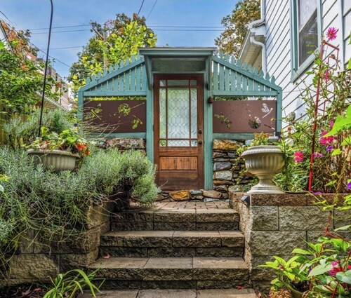 Downtown Studio Apartment in Dragonfly Cottage